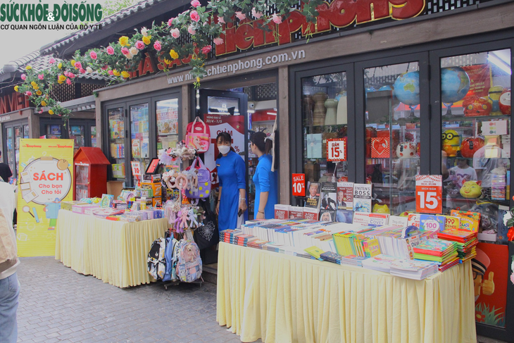 "Trẩy hội" Phố Sách Hà Nội nhân Ngày Sách và Văn hóa đọc Việt Nam - Ảnh 1.