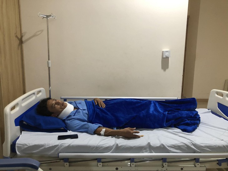 Tài xế bị nhóm công nhân sửa đường hành hung phải nhập viện - Ảnh 2. Tài xế bị nhóm công nhân sửa đường hành hung phải nhập viện - Ảnh 2.