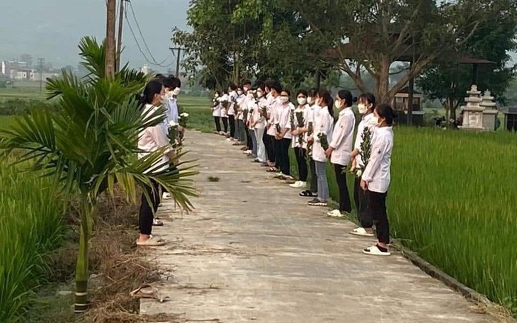 Hàng trăm học sinh xếp hàng, cầm cúc trắng tiễn đưa cô giáo đang mang thai 6 tháng qua đời vì u não