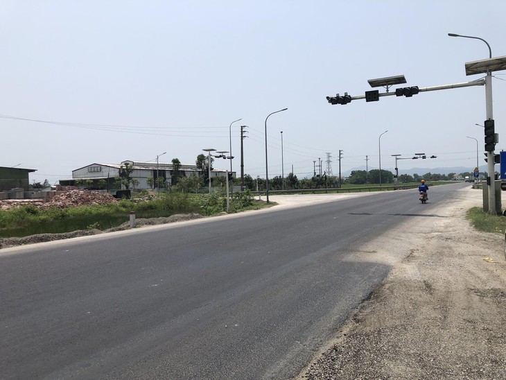 Tài xế bị nhóm công nhân sửa đường hành hung phải nhập viện - Ảnh 1. Tài xế bị nhóm công nhân sửa đường hành hung phải nhập viện - Ảnh 1.