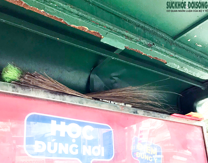 Nhiều nhà chờ xe buýt ở Hà Nội xuống cấp, nhếch nhác đến khó tin - Ảnh 5. Nhiều nhà chờ xe buýt ở Hà Nội xuống cấp, nhếch nhác đến khó tin - Ảnh 5.