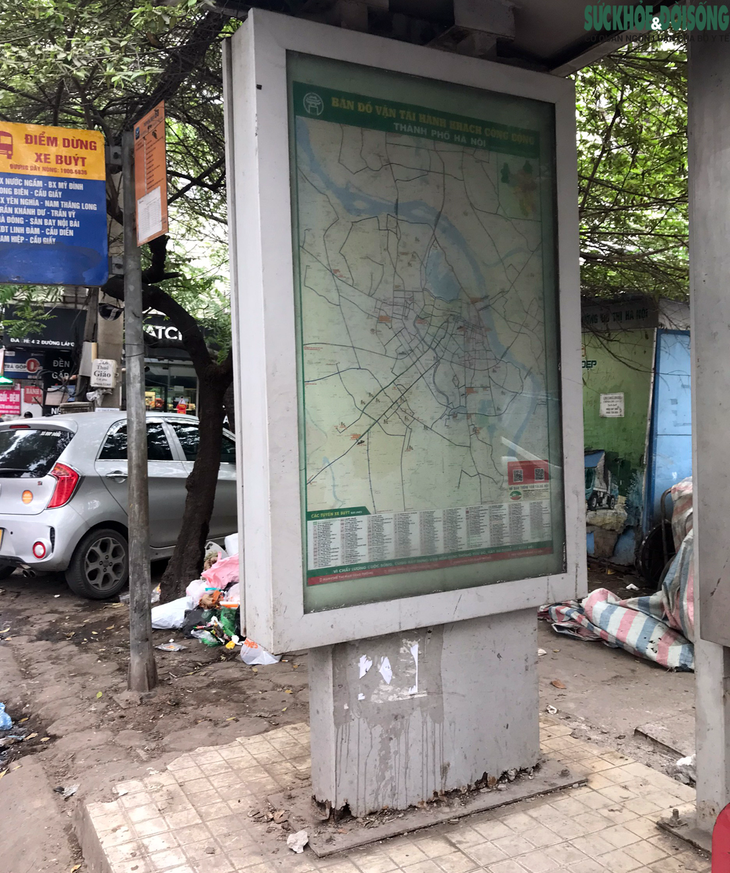 Nhiều nhà chờ xe buýt ở Hà Nội xuống cấp, nhếch nhác đến khó tin - Ảnh 8. Nhiều nhà chờ xe buýt ở Hà Nội xuống cấp, nhếch nhác đến khó tin - Ảnh 8.