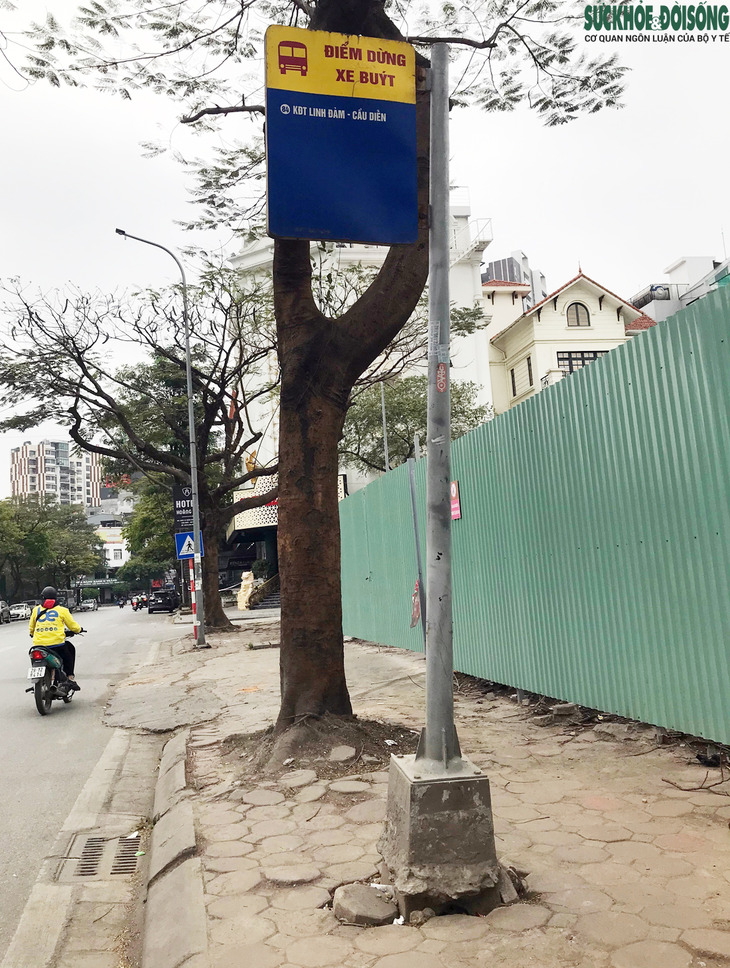 Nhiều nhà chờ xe buýt ở Hà Nội xuống cấp, nhếch nhác đến khó tin - Ảnh 11. Nhiều nhà chờ xe buýt ở Hà Nội xuống cấp, nhếch nhác đến khó tin - Ảnh 11.