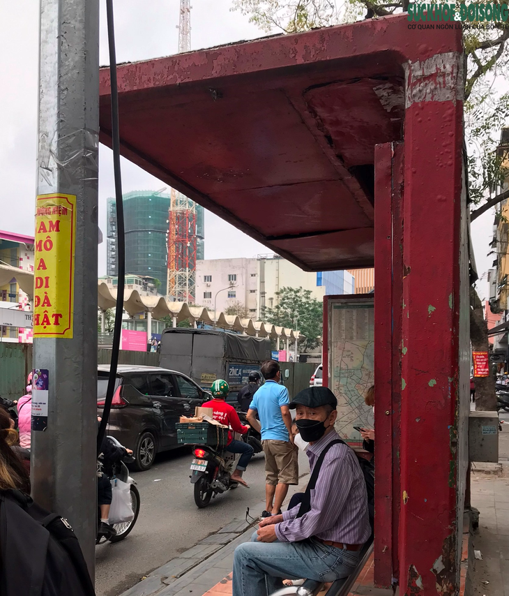 Nhiều nhà chờ xe buýt ở Hà Nội xuống cấp, nhếch nhác đến khó tin - Ảnh 12. Nhiều nhà chờ xe buýt ở Hà Nội xuống cấp, nhếch nhác đến khó tin - Ảnh 12.