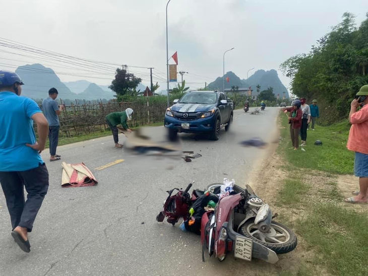 Xe máy va chạm với ô tô bán tải khiến 2 người phụ nữ tử vong - Ảnh 1. Xe máy va chạm với ô tô bán tải khiến 2 người phụ nữ tử vong - Ảnh 1.
