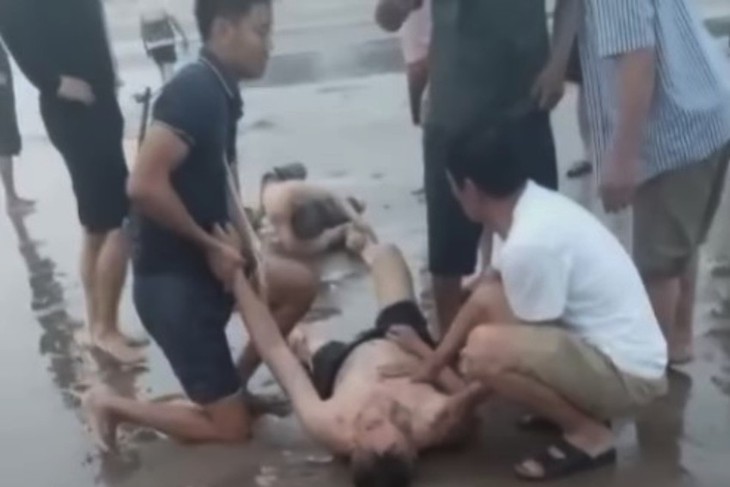 Nghệ An: Hai ngư dân dũng cảm, nhanh trí cứu 4 người đuối nước - Ảnh 1.
