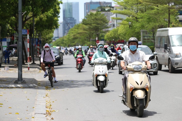 Thời tiết hôm nay 23/4: Nắng nóng tiếp diễn, Bắc Bộ có mưa dông - Ảnh 1. Thời tiết hôm nay 23/4: Nắng nóng tiếp diễn, Bắc Bộ có mưa dông - Ảnh 1.