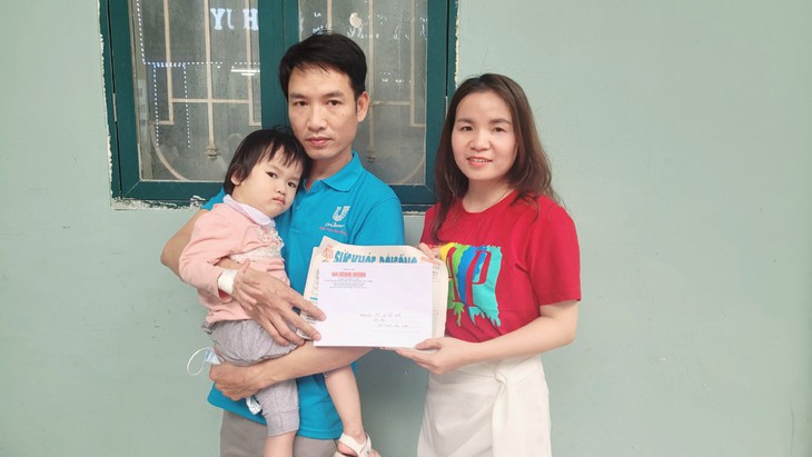 Gần 20 triệu đồng đến với cô bé dân tộc Thái bị u bạch huyết - Ảnh 3.