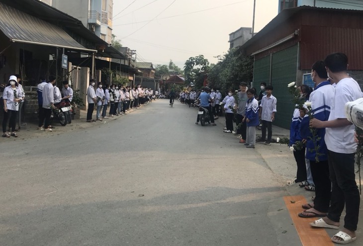 Hàng trăm học sinh xếp hàng, cầm cúc trắng tiễn đưa cô giáo đang mang thai 6 tháng qua đời vì u não - Ảnh 1. Hàng trăm học sinh xếp hàng, cầm cúc trắng tiễn đưa cô giáo đang mang thai 6 tháng qua đời vì u não - Ảnh 1.