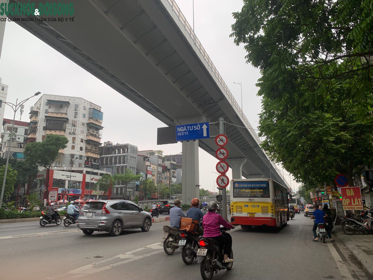 Biển báo thông minh ở Hà Nội "tối đen" chỉ sau vài tháng đi vào hoạt động - Ảnh 2.