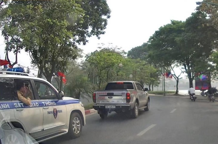 Tước giấy phép lái xe 2 tháng với tài xế không nhường đường xe ưu tiên - Ảnh 1. Tước giấy phép lái xe 2 tháng với tài xế không nhường đường xe ưu tiên - Ảnh 1.