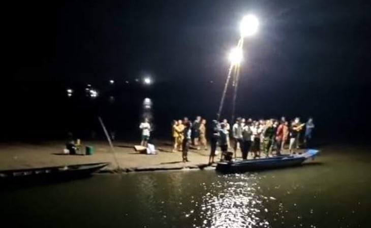 Ra sông Hồng tắm, 2 học sinh đuối nước thương tâm - Ảnh 1.