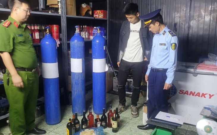 Tạm giữ 12.000 quả bóng và trên 100 bình khí NO2 dùng sản xuất bóng cười