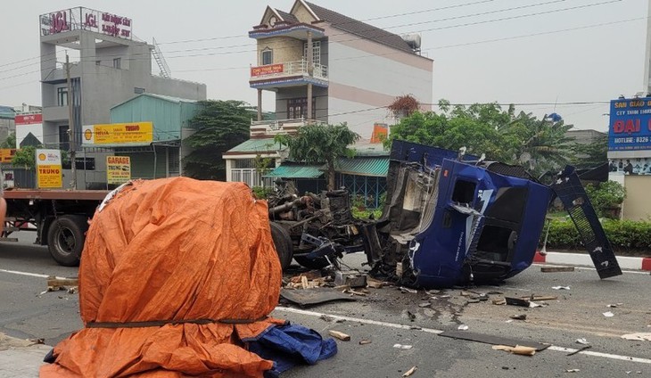 Bất an sau hàng loạt vụ xe tải chở cuộn thép nặng hàng chục tấn văng xuống đường - Ảnh 1. Bất an sau hàng loạt vụ xe tải chở cuộn thép nặng hàng chục tấn văng xuống đường - Ảnh 1.