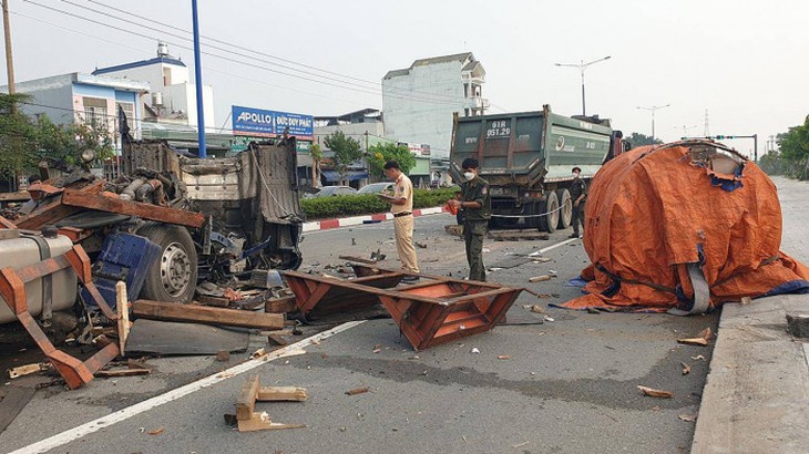 Bất an sau hàng loạt vụ xe tải chở cuộn thép nặng hàng chục tấn văng xuống đường - Ảnh 2. Bất an sau hàng loạt vụ xe tải chở cuộn thép nặng hàng chục tấn văng xuống đường - Ảnh 2.