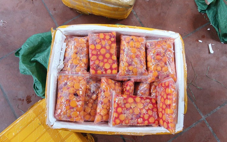 Phát hiện tiểu thương kinh doanh gần 1 tấn trứng non bốc mùi ngay tại thủ đô