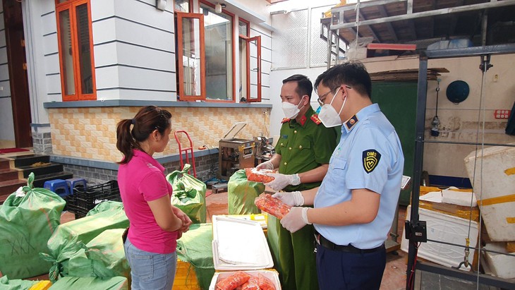 Phát hiện tiểu thương kinh doanh gần 1 tấn trứng non bốc mùi ngay tại thủ đô - Ảnh 2. Phát hiện tiểu thương kinh doanh gần 1 tấn trứng non bốc mùi ngay tại thủ đô - Ảnh 2.