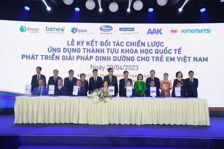 Vinamilk hợp tác 6 tập đoàn dinh dưỡng hàng đầu thế giới, ứng dụng tiến bộ khoa học quốc tế nâng chuẩn sữa bột trẻ em  - Ảnh 1.