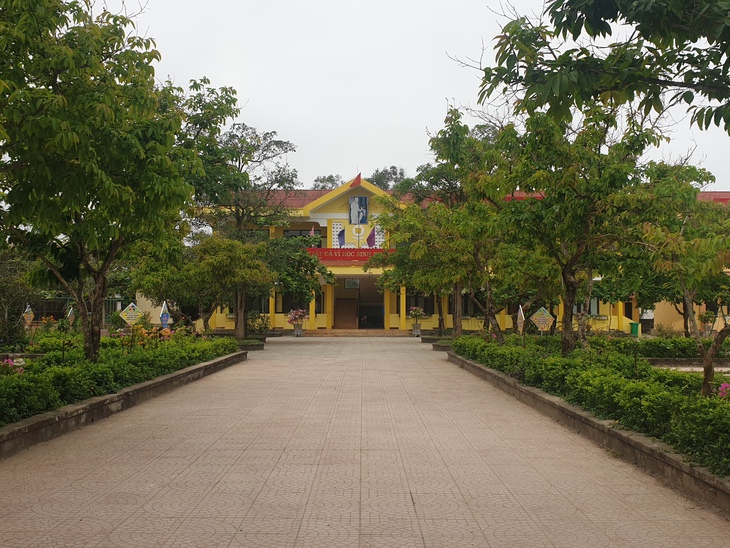 Vụ thầy giáo đánh nhau ở sân trường: Công an xử phạt, Ủy ban Kiểm tra vào cuộc - Ảnh 2.