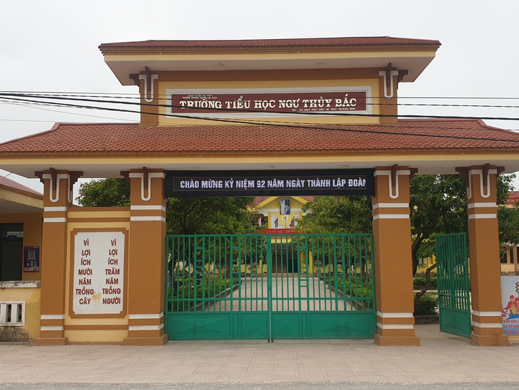 Vụ thầy giáo đánh nhau ở sân trường: Công an xử phạt, Ủy ban Kiểm tra vào cuộc - Ảnh 1.