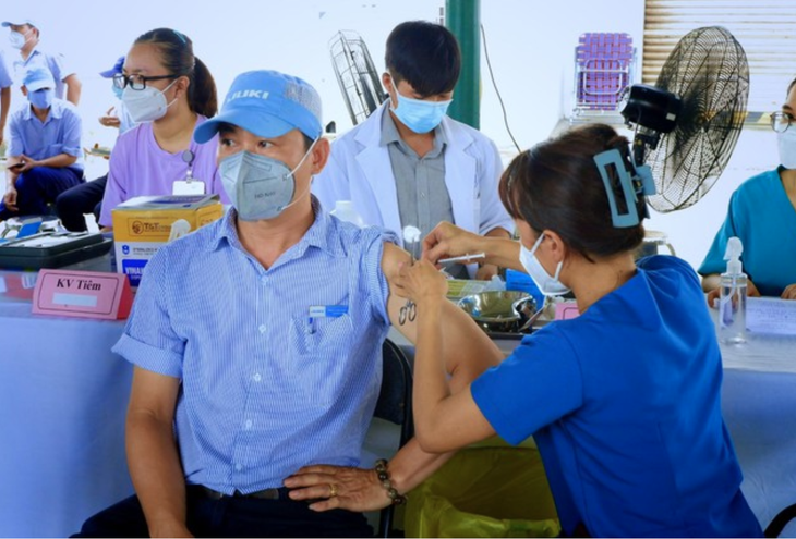 TP.HCM có 59 điểm tiêm vaccine COVID-19 xuyên lễ 30/4 và 1/5 - Ảnh 1.