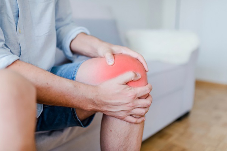 Thời tiết giao mùa, thất thường, nhiều người mắc bệnh xương khớp phải chịu đựng những cơn đau dai dẳng gây khó chịu, làm ảnh hưởng đến cuộc sống hằng ngày. Ảnh minh họa Thời tiết giao mùa, thất thường, nhiều người mắc bệnh xương khớp phải chịu đựng những cơn đau dai dẳng gây khó chịu, làm ảnh hưởng đến cuộc sống hằng ngày. Ảnh minh họa