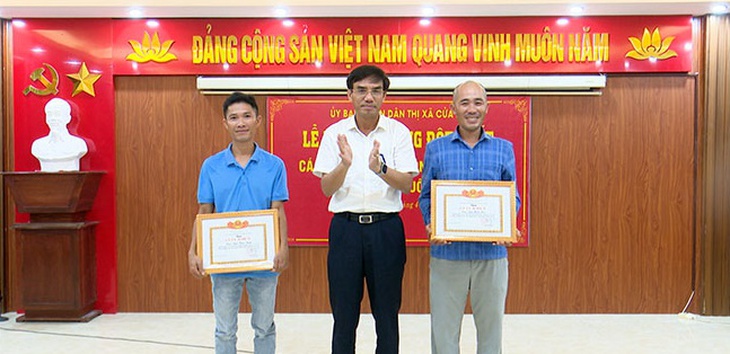 Khen thưởng 2 anh em ngư dân dũng cảm cứu 4 du khách đuối nước
- Ảnh 1.