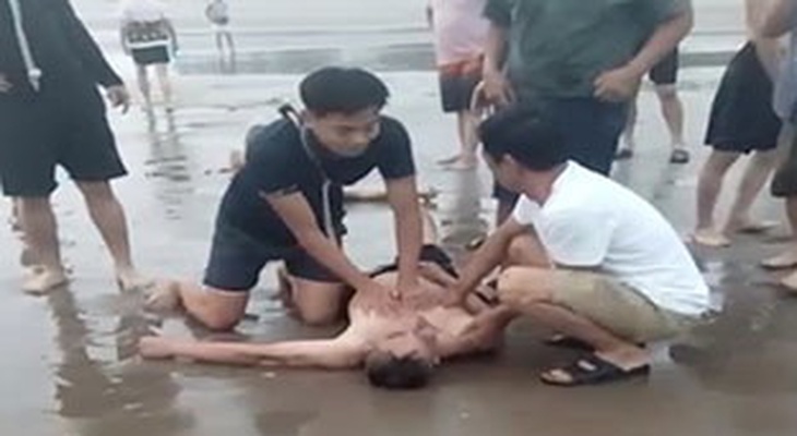 Khen thưởng 2 anh em ngư dân dũng cảm cứu 4 du khách đuối nước
- Ảnh 2.