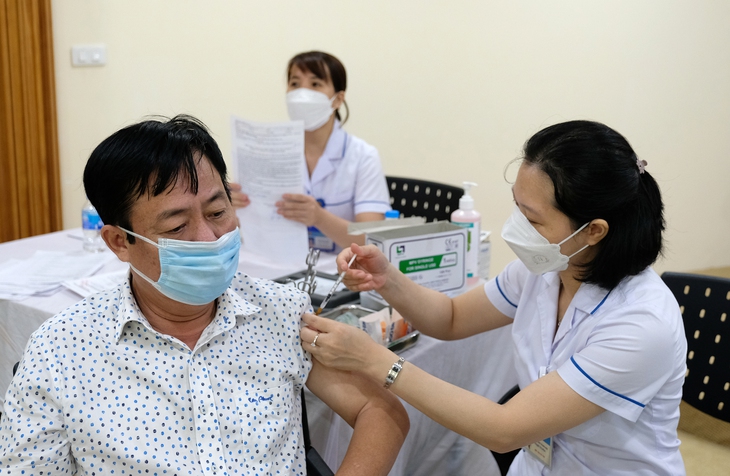 Ca COVID-19 tăng, tiêm vaccine xuyên nghỉ lễ, tăng cường bảo vệ nhóm nguy cơ - Ảnh 1.