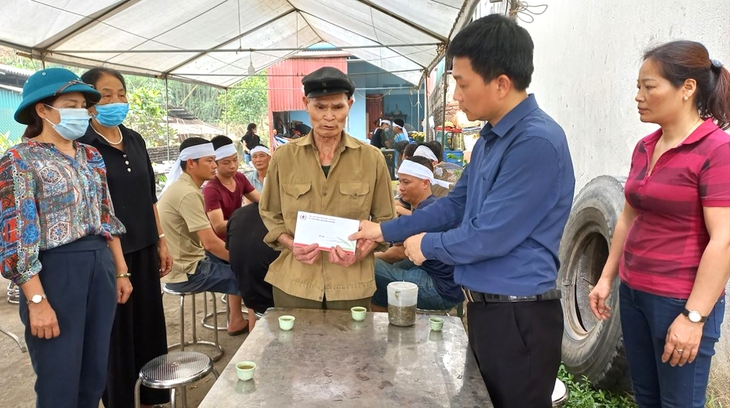 Khen thưởng người nông dân cứu 4 nạn nhân trong vụ lật thuyền trên sông Lô - Ảnh 2. Khen thưởng người nông dân cứu 4 nạn nhân trong vụ lật thuyền trên sông Lô - Ảnh 2.