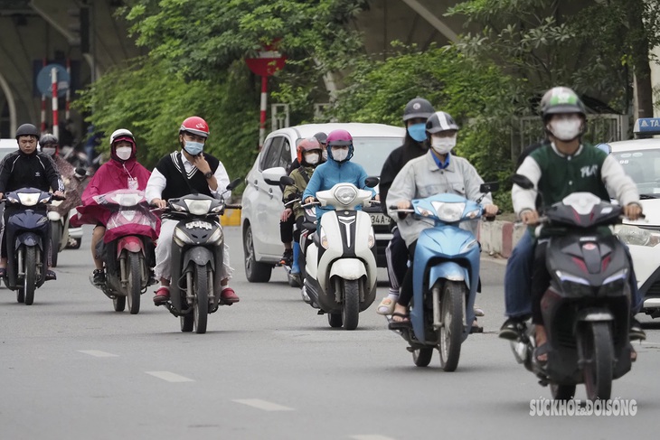 Người dân Thủ đô không kịp "trở tay" trong cái rét nàng Bân - Ảnh 1.