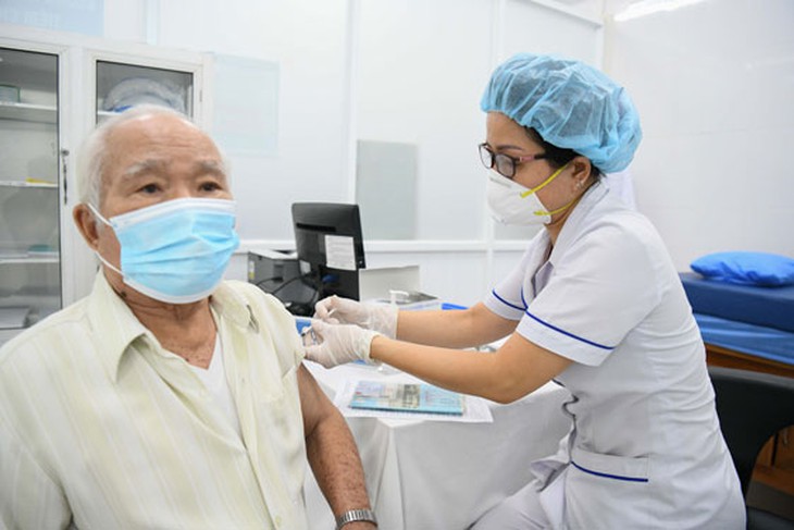 Ca COVID-19 tiếp tục tăng, cần tuân thủ 2K và đẩy nhanh tiêm vaccine trong phòng chống dịch - Ảnh 1.