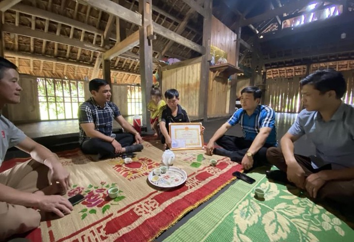 Khen thưởng người nông dân cứu 4 nạn nhân trong vụ lật thuyền trên sông Lô - Ảnh 1. Khen thưởng người nông dân cứu 4 nạn nhân trong vụ lật thuyền trên sông Lô - Ảnh 1.