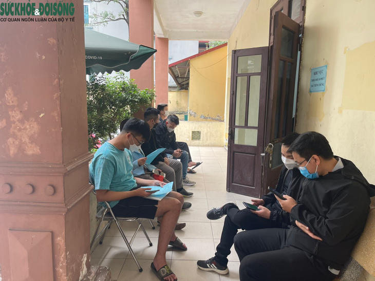 Ca mắc COVID-19 tiếp tục tăng, người Hà Nội chủ động đi tiêm vaccine - Ảnh 2.