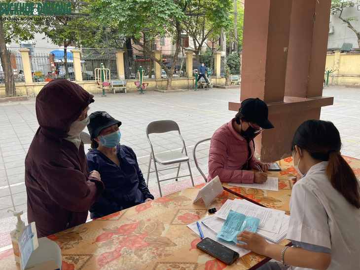 Ca mắc COVID-19 tiếp tục tăng, người Hà Nội chủ động đi tiêm vaccine - Ảnh 3.