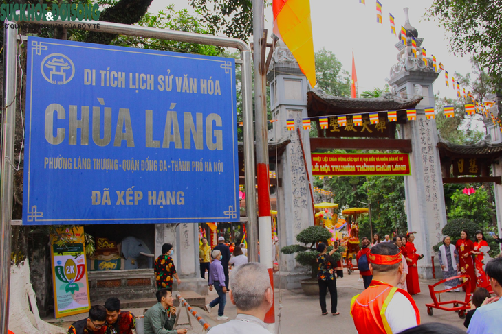 Hàng nghìn người "trẩy hội" Chùa Láng, đoàn rước kiệu dài nửa cây số - Ảnh 1.