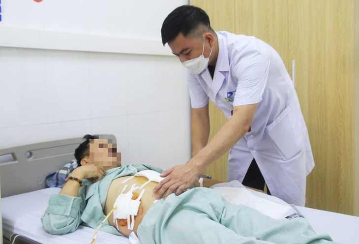 Người đàn ông 65 tuổi ở Quảng Ninh bị thủng dạ dày-tá tràng hiếm gặp được bác sĩ cứu sống - Ảnh 1. Người đàn ông 65 tuổi ở Quảng Ninh bị thủng dạ dày-tá tràng hiếm gặp được bác sĩ cứu sống - Ảnh 1.