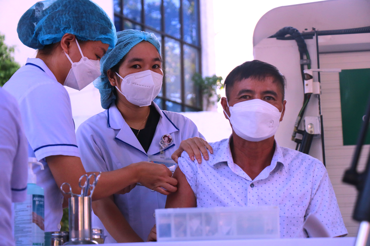 Ca mắc COVID-19 tăng, tiêm vaccine vẫn là biện pháp phòng dịch quan trọng, có ý nghĩa chiến lược - Ảnh 1.