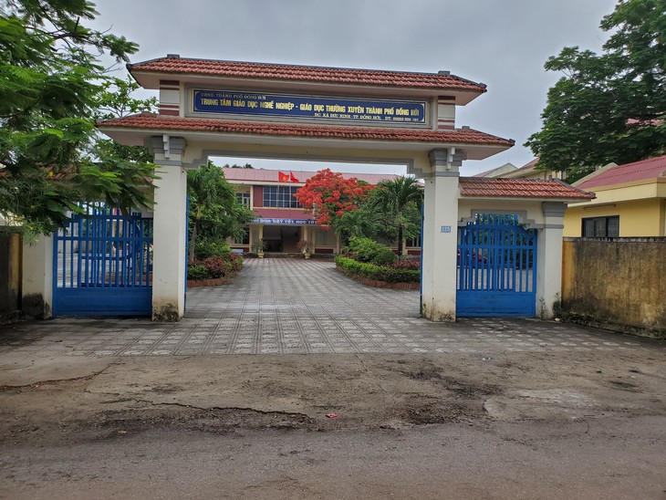 Thủ quỹ trường nghề bị người lạ đánh tại phòng làm việc phải đi cấp cứu - Ảnh 1.