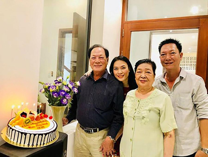 Mẹ ruột Mỹ Tâm: Hoa khôi đất Quảng một thời, nuôi dạy con cái thành đạt khiến nhiều người ngưỡng mộ - Ảnh 7. Mẹ ruột Mỹ Tâm: Hoa khôi đất Quảng một thời, nuôi dạy con cái thành đạt khiến nhiều người ngưỡng mộ - Ảnh 7.