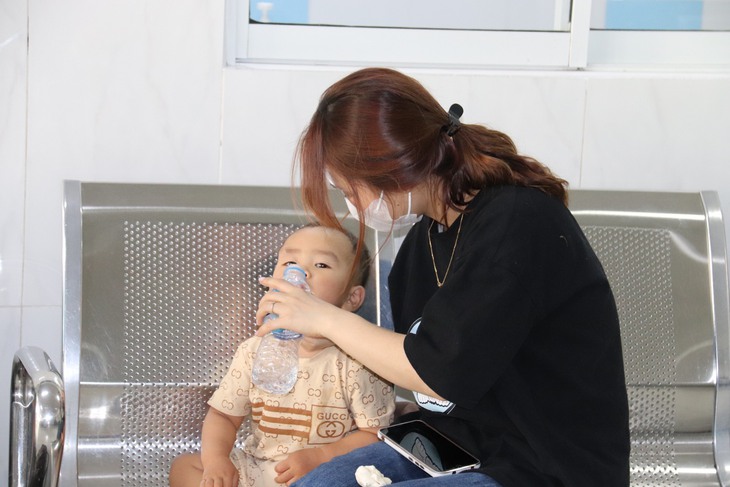 TP.HCM nắng nóng gay gắt, chuyên gia cảnh báo 3 nhóm bệnh nguy hiểm thường gặp ở trẻ - Ảnh 1. TP.HCM nắng nóng gay gắt, chuyên gia cảnh báo 3 nhóm bệnh nguy hiểm thường gặp ở trẻ - Ảnh 1.