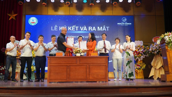 Lễ ký kết ra mắt "Chương trình Huấn luyện đào tạo cấp chứng chỉ Huấn luyện viên sức khỏe" - Ảnh 2.