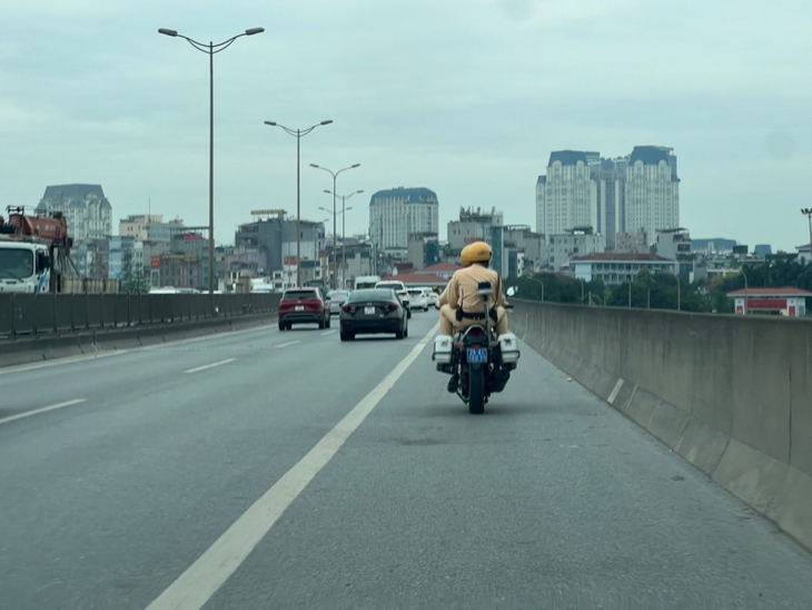 CSGT dùng Flycam ‘soi’ vi phạm giao thông tại các cửa ngõ ra vào Thủ đô - Ảnh 2. CSGT dùng Flycam ‘soi’ vi phạm giao thông tại các cửa ngõ ra vào Thủ đô - Ảnh 2.