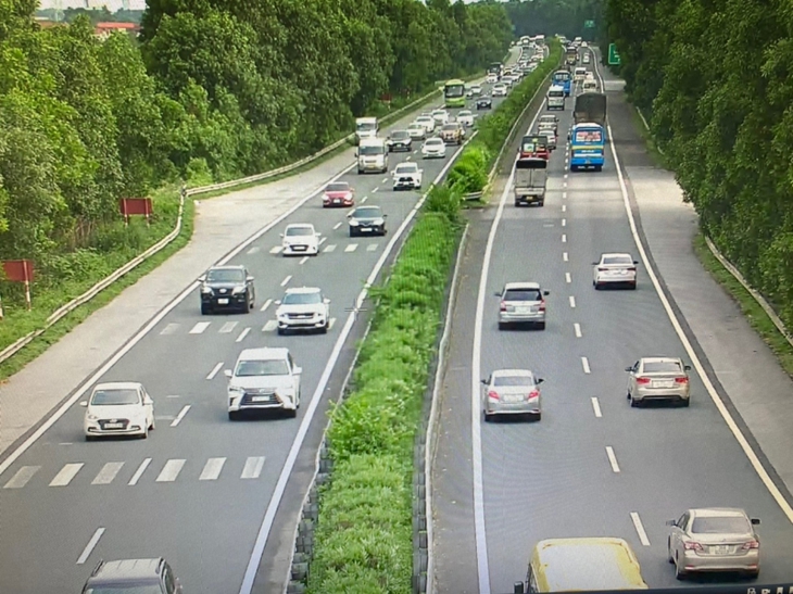 CSGT dùng Flycam ‘soi’ vi phạm giao thông tại các cửa ngõ ra vào Thủ đô - Ảnh 1. CSGT dùng Flycam ‘soi’ vi phạm giao thông tại các cửa ngõ ra vào Thủ đô - Ảnh 1.