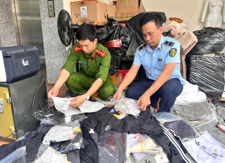 Tiêu hủy trên 25.000 sản phẩm hàng giả, hàng nhập lậu trị giá trên 1,8 tỷ đồng - Ảnh 4.