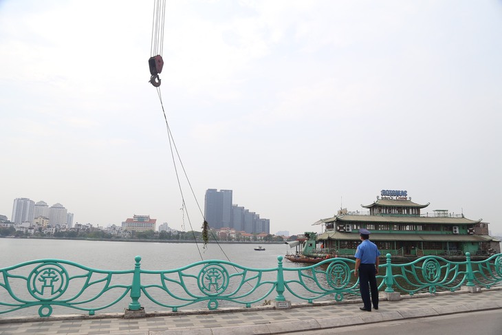 Hà Nội cưỡng chế tháo dỡ, di dời bến cập du thuyền trên hồ Tây - Ảnh 10.