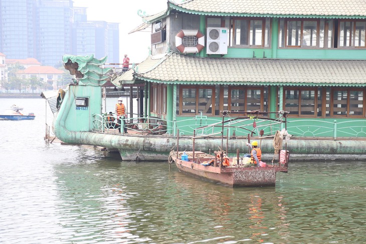 Hà Nội cưỡng chế tháo dỡ, di dời bến cập du thuyền trên hồ Tây - Ảnh 2.