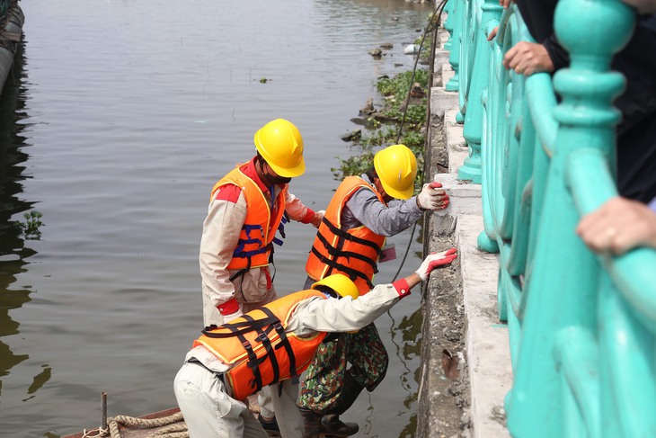 Hà Nội cưỡng chế tháo dỡ, di dời bến cập du thuyền trên hồ Tây - Ảnh 9.