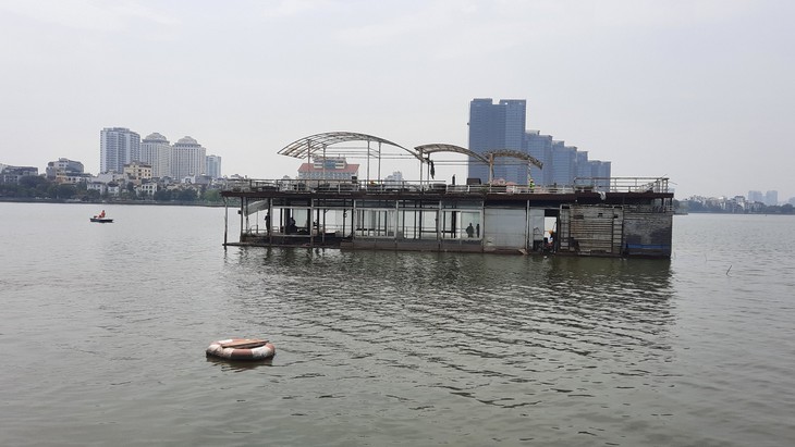 Hà Nội cưỡng chế tháo dỡ, di dời bến cập du thuyền trên hồ Tây - Ảnh 4.