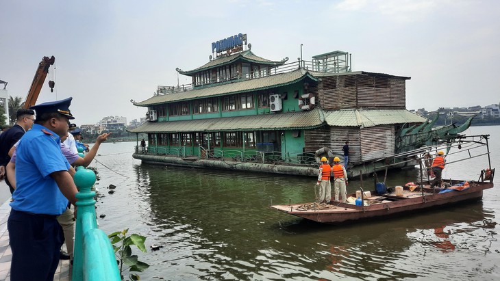 Hà Nội cưỡng chế tháo dỡ, di dời bến cập du thuyền trên hồ Tây - Ảnh 8.